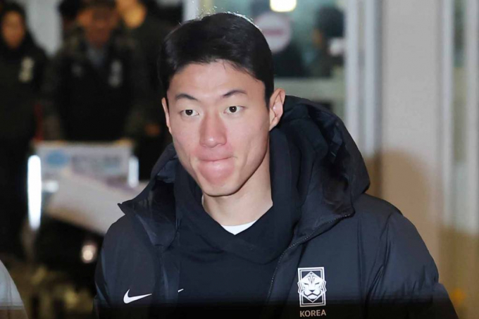 축구 국가대표 출신 황의조 선수의 사생활 영상을 유포하고 협박한 혐의를 받는 친형수 이씨의 재판에 황의조의 친형이 출석한다. 사진은 지난해 11월 2026 FIFA 북중미 월드컵 아시아 지역 2차 예선 C조 조별리그 2차전 중국과의 경기를 치르기 위해 출국하고 있는 황의조. /사진= 뉴스1
