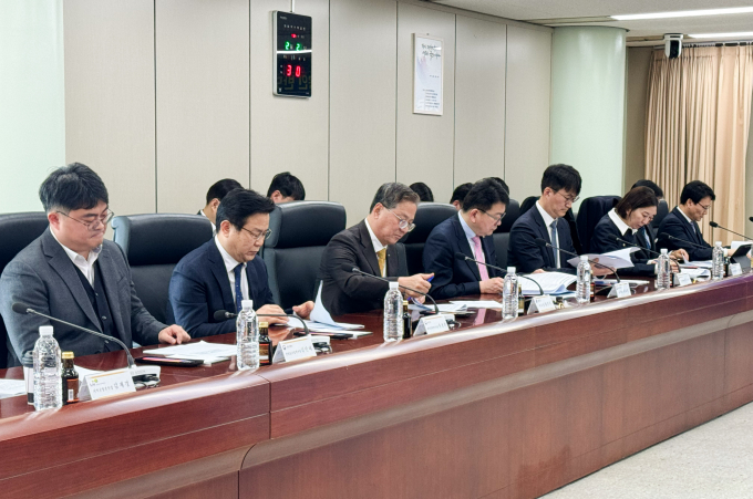 황준기(왼쪽 세번째) 용인특례시 제2부시장이 지난 27일 서울 한전 아트센터 대회의실에서 용인 반도체 국가첨단전략산업 특화단지 전력공급 유관기관 TF 첫 회의에 참석했다./ 사진제공=용인특례시