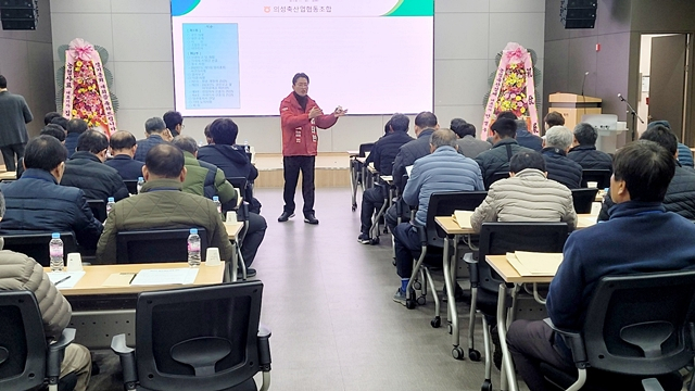 김태한 국민의힘 경북 군위·의성·청송·영덕 국회의원 예비후보가 의성축협에서 조합원들과 소통하고 있다./사진제공=김태한 국민의힘 경북 군위·의성·청송·영덕 국회의원 예비후보 선거사무소