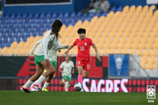 한국 여자 축구대표팀이 28일(한국시각) 포르투갈과의 평가전에서 1-5로 패했다. 사진은 이날 경기에서 포르투갈 선수를 상대로 돌파하는 지소연. /사진=대한축구협회