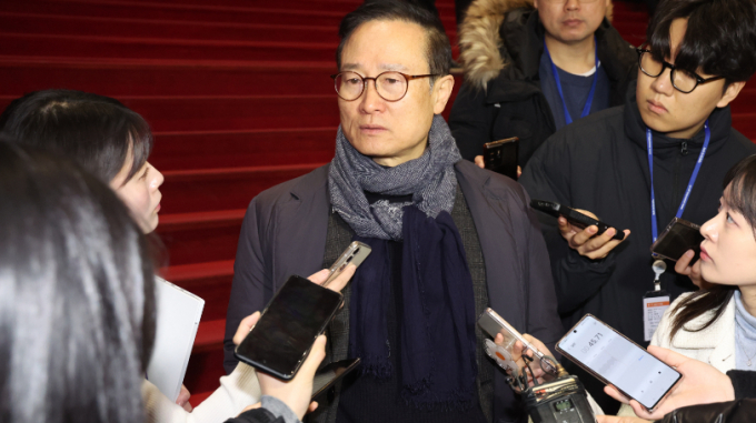 홍영표 더불어민주당 의원이 28일 CBS라디오 '김현정의 뉴스쇼'에 출연해 자신의 탈당 여부에 대해 가능성이 열려있다고 주장했다. 사진은 지난 21일 서울 여의도 국회에서 취재진을 만난 홍 의원. /사진=뉴스1