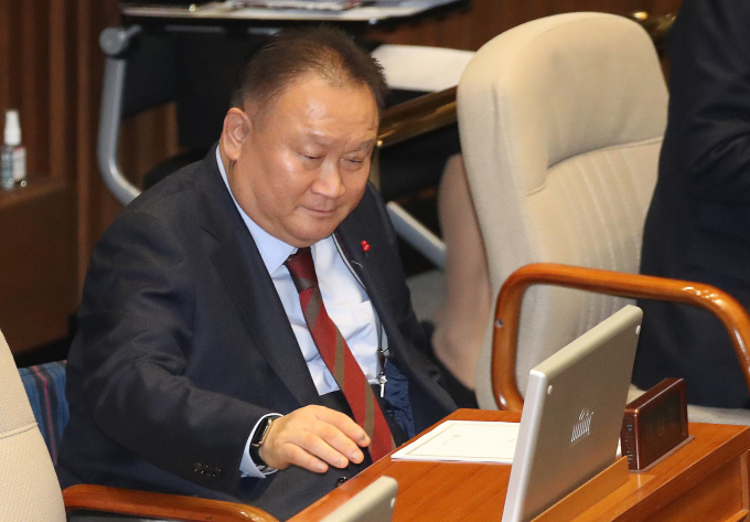 28일 이상민 국민의힘 의원(대전 유성구을)이 더불어민주당의 공천 논란에 대해 "비열하게 공천 과정이 벌어지는 것에 대해선 이미 예견했던 것"이라고 비판했다. 사진은 이 의원이 지난달 9일 서울 여의도 국회 본회의장에서 열린 제411회국회(임시회) 제4차 본회의에 참석한 모습. /사진=뉴스1