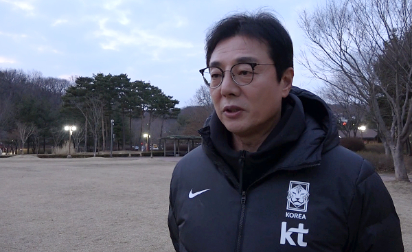  황선홍 한국 축구대표팀 임시 감독이 대표팀을 이끄는 포부를 밝혔다. 사진은 지난 27일 임시 감독으로 선임된 소감을 전하는 황 감독. /사진=뉴스1(대한축구협회 제공)