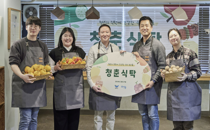 SPC그룹이 청년들을 위한 'SPC청춘식탁' 사회공헌 활동을 진행한다. 지난 27일 봉천동에 위치한 청년공간 이음에서 허희수 SPC그룹 부사장(가운데)과 김효성 청년공간 이음 대표(우측 두번째)와 청년들이 우리 농산물 꾸러미를 만들고 기념촬영을 하고 있다. /사진=SPC그룹