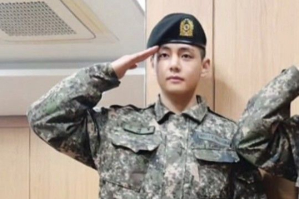 하이브 소속 그룹 방탄소년단 뷔의 군 생활 목격담이 지난 27일 커뮤니티를 통해 전해졌다. 사진은 뷔의 군복무 모습. /사진=뉴시스