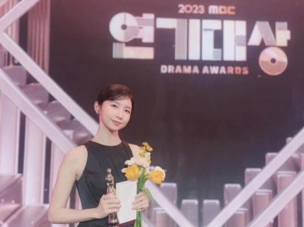 배우 주현영이 연기 전념을 위해 'SNL 코리아'에 이어 지난 27일 예능'지구마불 세계여행'에서도 하차한다고 밝혔다. 사진은 지난해 'MBC연기대상'에 참석한 주현영 모습. /사진=주현영 인스타그램