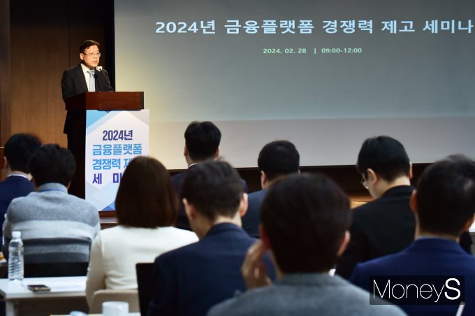 ▲ 개회사 전하는 이근주 핀데크산업협회장