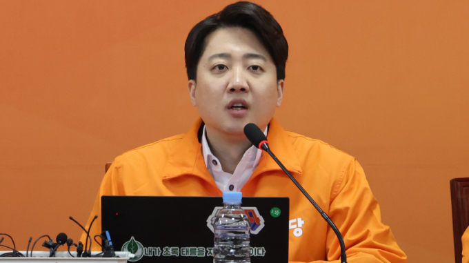 이준석 개혁신당 대표가 28일 오전 서울 여의도 국회에서 열린 개혁신당 최고위원회의에서 거대 양당이 탐욕 경쟁을 하고 있다며 총선 승리를 다짐했다. 사진은 이날 최고위원회의에 참석한 이 대표. /사진=뉴스1