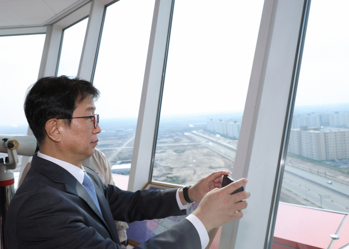 박상우 국토부 장관을 수장으로 한 수주지원단이 지난 26~27일 아랍에미리트연합(UAE)을 방문해 에너지·인프라 분야 협력 강화방안에 대한 대화를 나눴다. 사진은 26일 이라크 비스마야 신도시 전망대를 찾아 신도시를 살펴보는 박 장관의 모습. /사진=국토부