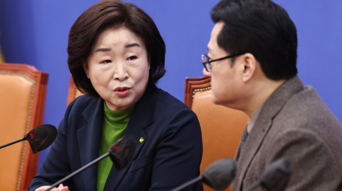 심상정 녹색정의당 원내대표가 28일 오전 서울 여의도 국회에서 윤재옥 국민의힘 원내대표를 만나 전세사기 특별법 개정안에 대해 윤석열 대통령이 거부권을 행사하지 않아야 한다고 주장했다. 사진은 같은날 앞서 홍익표 더불어민주당 원내대표를 예방한 심 원내대표. /사진=뉴스1
