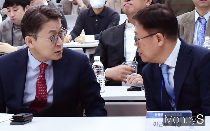 [머니S포토] 2024 금융플랫폼 제고 세미나, 의견 나누는 이근주-권대영