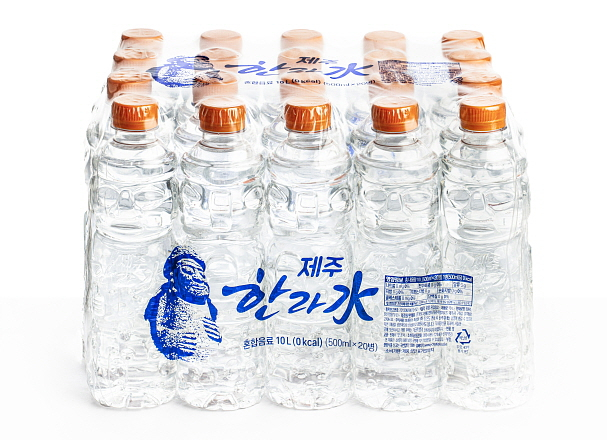 제주 한라수가 제주 고유의 문화를 강조한 돌하르방 용기에 감귤색 뚜껑의 디자인으로 이미지를 차별화했다. /사진=제주 한라수