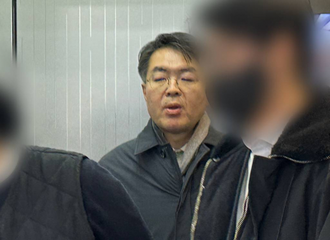 검찰이 문재인 정부 시절 부동산과 관련한 통계를 조작했다는 혐의를 받는 윤성원 전 국토교통부 차관 등의 세 번째 구속영장을 검토 중이다.사진은 지난 1월 대전 서구 둔산동 대전지법에 문재인 정권 당시 부동산 통계를 조작한 혐의로 구속 전 피의자 심문(영장실질심사)을 받기 위해 엘리베이터를 타고 법정으로 이동 중인 윤성원 전 국토부 차관. /사진= 뉴시스 