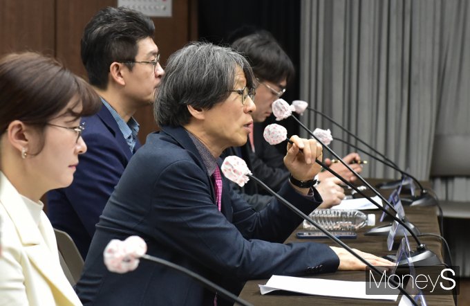 [머니S포토] 정유신 '韓 금융산업 경쟁력 제고 위한 대응방안' 토론, 진행