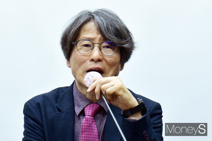 [머니S포토] 정유신 '韓 금융산업 경쟁력 제고 위한 대응방안' 토론, 진행