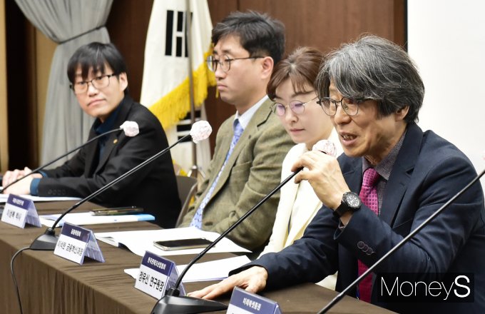 [머니S포토] 정유신 '韓 금융산업 경쟁력 제고 위한 대응방안' 토론, 진행