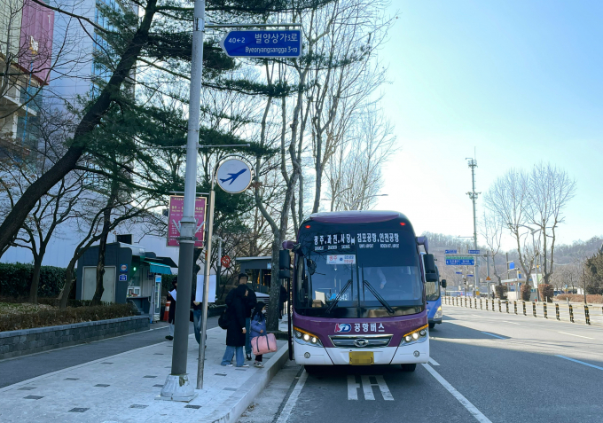 정부과천청사 정류소에서 공항버스 8842번을 이용하는 과천 시민들 모습. / 사진제공=과천시