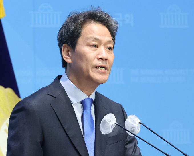28일 임종석 전 대통령 비서실장이 기자회견을 열고 더불어민주당의 공천 배제에 대해 "의결 사항을 재고해달라"고 말했다. 사진은 임 전 실장이 28일 서울 여의도 국회 소통관에서 열린 민주당 공천 관련 기자회견에서 발언하는 모습. /사진=뉴스1