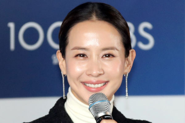 배우 조여정이 MBC 새 드라마 '오얏꽃 향기'로 돌아온다. 사진은 조여정 제40회 청룡영화상 여우주연상 수상 배우가 지난 2020년 11월12일 오후 서울 여의도 CGV에서 열린 제41회 청룡영화상 핸드프린팅 행사에 참석해 발언하는 모습. /사진=뉴시스