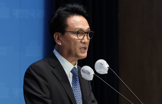 28일 안민석 더불어민주당 의원(경기 오산시)이 당 공천관리위원회가 자신의 지역구인 경기 오산시를 전략지역으로 의결한 것에 반발했다. 사진은 안 의원이 지난해 11월6일 서울 여의도 국회에서 '검찰이 최순실씨에 대한 명예훼손 혐의로 기소한 것'과 관련된 입장을 발표하는 모습. /사진=뉴시스