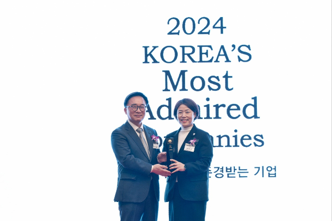 서울 여의도 콘래드 호텔에서 개최된 인증식에서 진미경 신한카드 소비자보호본부장(오른쪽)이 한국능률협회컨설팅 한수희 대표이사와 기념 촬영을 하고 있다./사진=신한카드