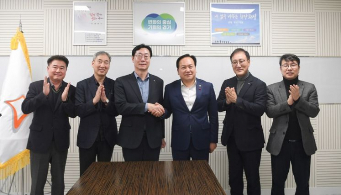 정명근 화성시장(왼쪽 세번째)과 이권재 오산시장(왼쪽 네번째)가 화성시청 동탄출장소에서 열린 간담회에서 두 도시간 협력을 다짐하며 악수하고 있다. / 사진제공=오산시