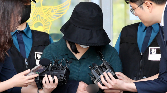 지난해 5월 과외 애플리케이션(앱)으로 일면식도 없는 여성을 만나 살해한 후 시신을 유기한 정유정(23)에 대해 검찰이 사형을 구형했다. 사진은 지난해 6월 검찰로 송치되는 정씨. /사진=뉴스1