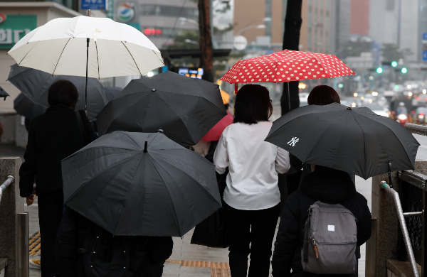오는 29일 전국이 흐리고 충청 이남 지역에서는 새벽부터 비가 올 것으로 예상된다. 사진은 비 오는 날 걸어가는 시민들의 모습. / 사진=뉴시스