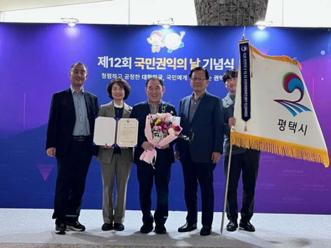 지난 27일 국민권익의날 기념식에서 표창을 받은  박대근 평택시 시민고충처리위원회 대표위원(가운데)을 비롯 위원들이 기념촬영을 하고 있다. / 사진제공=평택시  