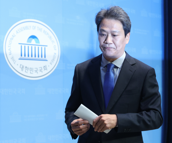 임종석 전 대통령 비서실장의 지난 28일 탈당 가능성을 시사했다. 사진은 임 전 실장이 지난 28일 서울 여의도 국회 소통관에서 더불어민주당 전략공천위원회의 결정 관련 입장을 밝히고 기자회견장을 나서는 모습. /사진=뉴스1
