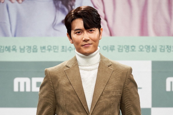 배우 재희가 전 매니저에게 6000만원을 빌린 뒤 갚지 않고 연락두절해 사기 혐의로 피소됐다. 사진은 재희가 지난 2021년 1월11일 오후 온라인으로 진행된 MBC 일일드라마 '밥이 되어라' 드라마토크에 앞서 포즈를 취하는 모습. /사진=머니투데이