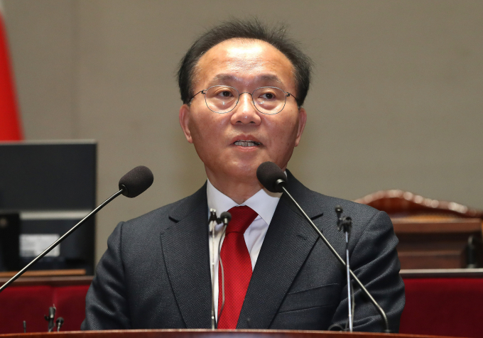 윤재옥 국민의힘 원내대표가 더불어민주당이 오는 29일 본회의에서 쌍특검 재표결을 하지 않겠다고 통보했다고 밝혔다. 사진은 윤 원내대표가 28일 서울 여의도 국회에서 열린 의원총회에서 발언하는 모습. /사진=뉴스1