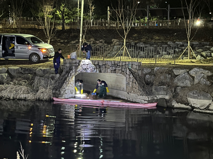 하남시는 지난 25일 오후 망월천에 기름이 흐른다는 민원을 접수하고 담당부서인 환경정책과 직원을 급파해 유류 확산을 막는 흡착붐과 흡착포 등을 설치하는 방제작업을 실시했다. / 사진제공=하남시