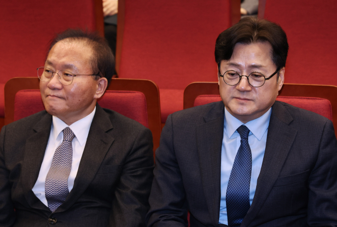 28일 여·야가 쌍특검법 재표결과 오는 4월 총선 선거구획정안을 두고 팽팽한 신경전을 벌이고 있다. 사진은 윤재옥 국민의힘 원내대표(왼쪽)와 홍익표 더불어민주당 원내대표가 지난 20일 서울 여의도 국회도서관에서 열린 국회도서관 개관 72주년 기념행사에 참석한 모습. /사진=뉴스1