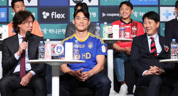 울산HD와 포항 스틸러스의 경기를 시작으로 K리그가 개막한다. 사진은 지난 26일 서울 중구 더플라자 호텔 그랜드볼룸에서 열린 '하나은행 K리그1 2024 개막 미디어데이'에서 답변하는 홍명보 울산 감독(왼쪽)과 박태하 포항 감독(오른쪽)의 모습. /사진=뉴스1 