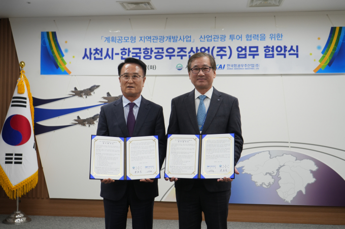 강구영 KAI 강구영 사장(오른쪽)과 박동식 사천시장(왼쪽)이 항공우주분야 산업관광 체계 구축을 위한 업무협약을 체결하고 있다. /사진=KAI