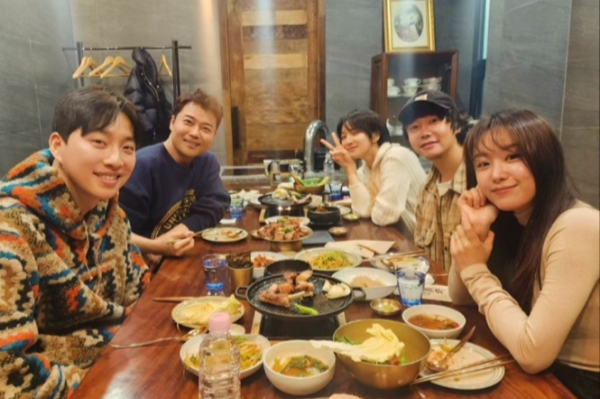 방송인 전현무가 가수 겸 배우 송지은, 유튜버 박위 커플을 응원하는 글을 28일 자신의 인스타그램에 게재했다. /사진=전현무 인스타그램 