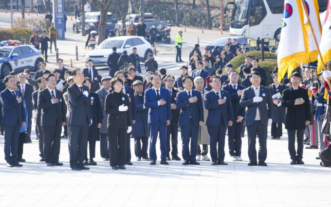 강기정 광주광역시장이 28일 오전 대구 달서구 두류공원 내 2·28민주운동 기념탑을 찾아 한덕수 국무총리, 홍준표 대구시장 등과 참배를 하고 있다./사진=광주시