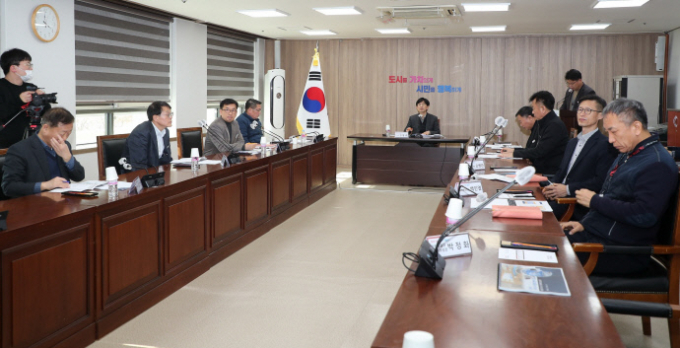 군포시가 27일 시청 소회의실에서 ‘군포시 스마트도시 통합운영센터 구축 타당성용역 및 기본계획 최종보고회’를 진행하고 있다. / 사진제공=군포시