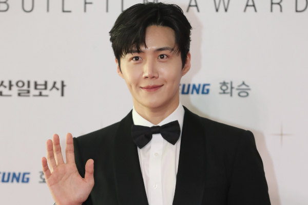 배우 김선호가 예능에 '1박 2일' 이후로 약 3년 만에 출연한다. 사진은 김선호가 지난해 10월5일 부산 해운대구 시그니엘 부산에서 열린 '2023 부일영화상' 레드카펫 행사에 참석한 모습. /사진=뉴스1