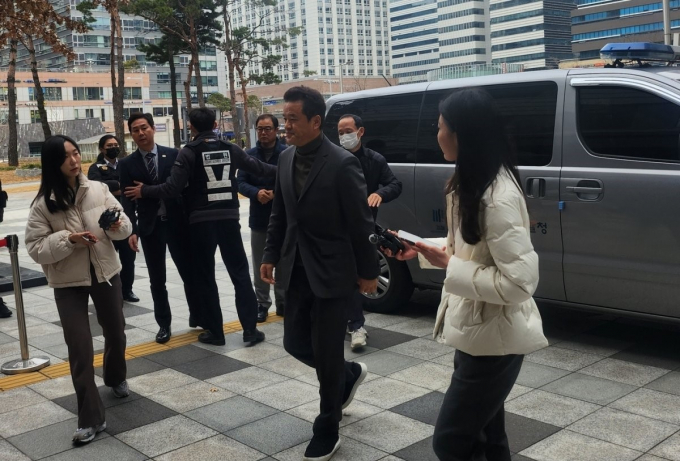 지역구 건설업체로부터 억대 뇌물을 받은 혐의를 받는 임종성 전 더불어민주당 의원이 28일 오후 서울 송파구 서울동부지방법원에서 열린 영장실질심사(구속 전 피의자 심문)에 출석하고 있다. / 사진=뉴스1
