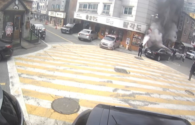 경기도 북부소방재난본부 소속 소방공무원 2명이 출장 중 상가 화재를 목격, 빠르게 소화기로 진압해 큰 피해를 막았다. 사진은 화재 진압 모습. / 사진제공=경기도 북부소방재난본부 