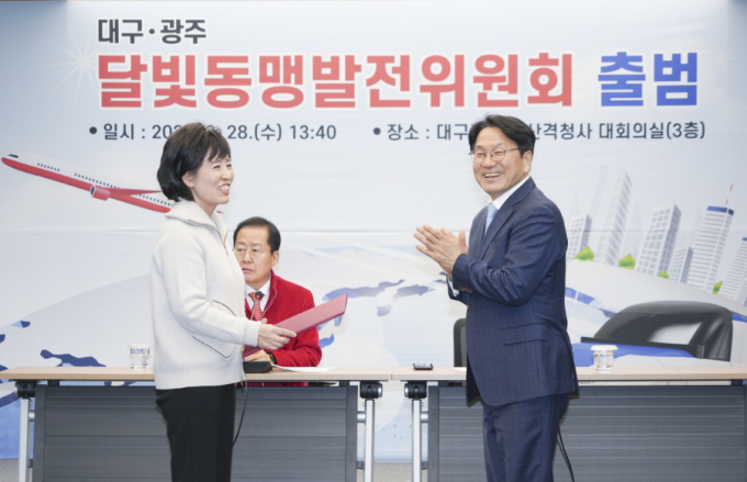 강기정 광주시장이 28일 오후 대구시청 산격청사에서 열린 제2기 달빛동맹발전위원회 출범식에 참석해 대구 지역 문화, 체육, 교통 등 각 분야 전문가들에게 위촉장을 교차 수여 하고 있다./사진=광주시