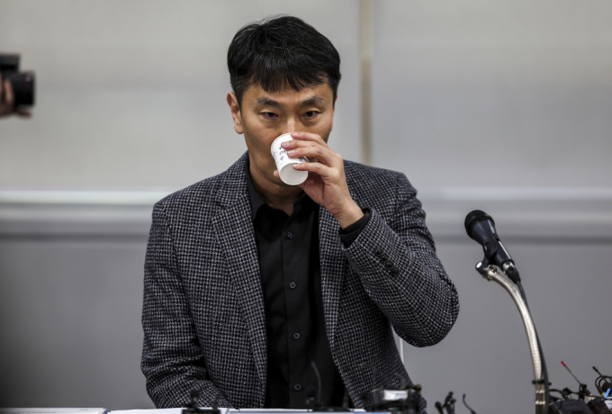 이복현 금융감독원장이 7일 서울 마포구 프론트원에서 열린 금융감독원장-가상자산사업자 CEO 간담회에서 물을 마시고 있다. /사진=뉴시스
