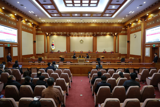 28일 오후 서울 종로구 헌법재판소 대심판정에서 주택임대차보호법의 계약갱신 청구권 조항 등에 대한 위헌법률심판 선고가 열리고 있다./사진=뉴시스