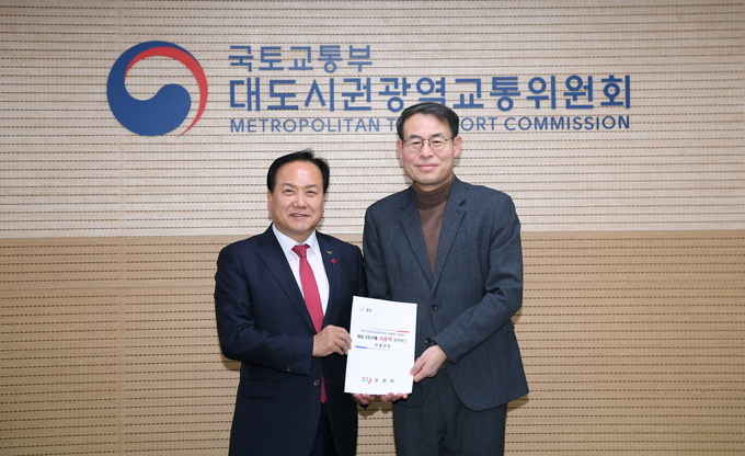 이권재 오산시장(왼쪽)이 강희업 대광위원장과 면담을 갖고 서울역행 광역버스 노선 신설을 건의하고 있다. / 사진제공=오산시 