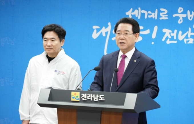 김영록 전남도지사(사진 오른쪽)와 김대중 전남도교육감이 28일 도청 브리핑룸에서 교육부 주관 '교육발전특구 시범지역 공모사업'에 전남 7개 시·군이 지정된 것과 관련한 언론 브리핑을 하고 있다./사진=전남도