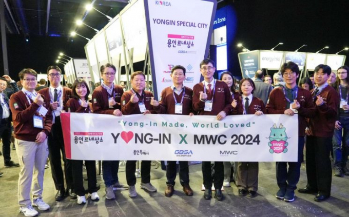 스페인 바르셀로나에서 열리고 있는 '모바일월드콩그레스(MWC) 2024'를 방문한 이상일 용인시장(왼쪽 여섯번째)이 박람회에 참가한 용인 기업 관계자들과 기념촬영을 하고 있다. / 사진제공=용인특례시
