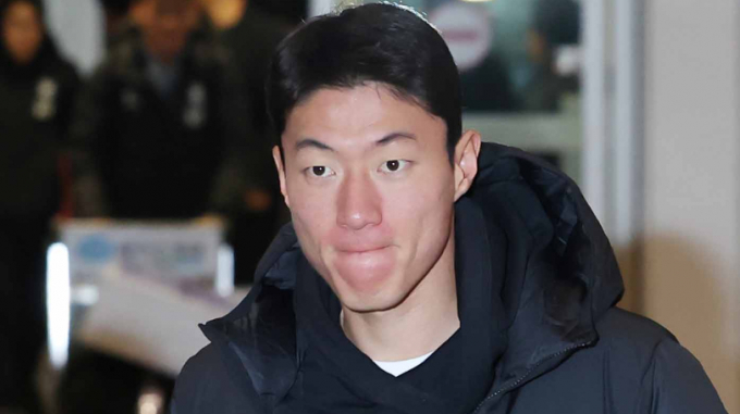 지난해 6월 자신이 황씨의 연인이라고 주장하며 황의조(32·알란야스포르)의 성관계 촬영물을 유포하고 황씨를 협박한 혐의로 기소된 형수 이모씨에게 검찰이 징역 4년을 구형했다. 사진은 지난해 11월 황의조가 인천국제공항을 통해 출국하는 모습. /사진=뉴스1