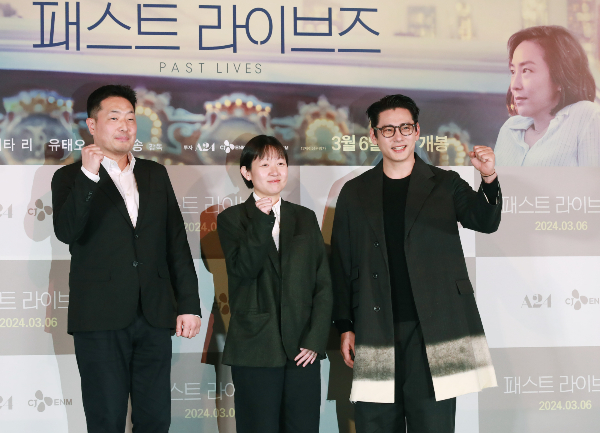 영화 '패스트 라이브즈'가 전 세계의 '인연'의 의미를 전한다. 사진은 (왼쪽부터) 고경범 CJ ENM 영화사업부장, 배우 유태오, 셀린 송 감독이 28일 오후 서울 CGV용산아이파크몰에서 진행된 영화 '패스트 라이브즈' 언론시사회 및 기자간담회에 참석해 포즈를 취하는 모습. /사진=스타뉴스 